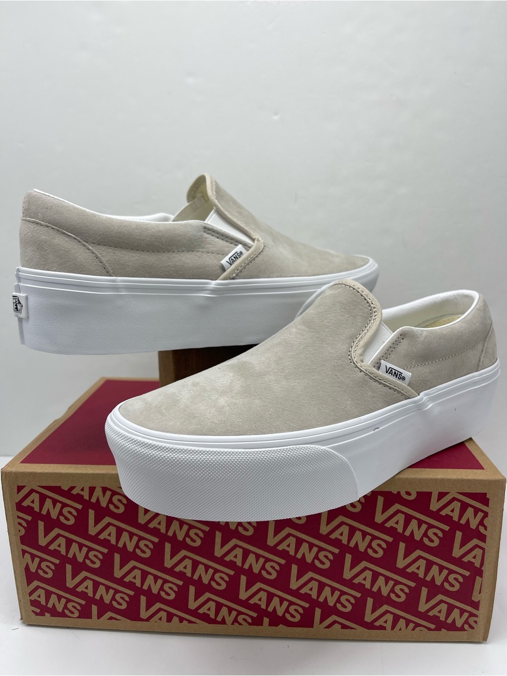 Vans Classic Slip-On Stackform
NUBUCK OATMEAL
VN000E8C2N1 Platform Sneakers - Picture 9 of 16